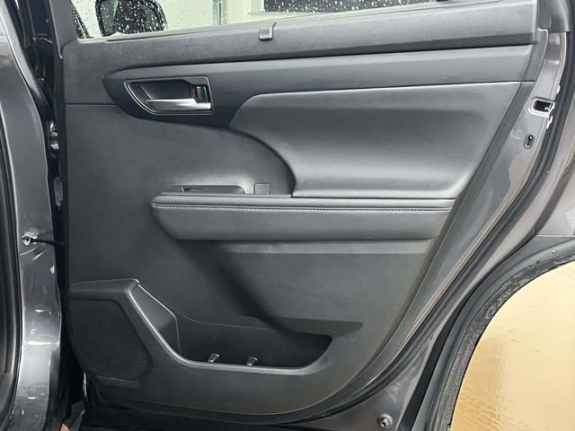 Used 2023 Toyota Highlander XLE AWD/4WD image 25