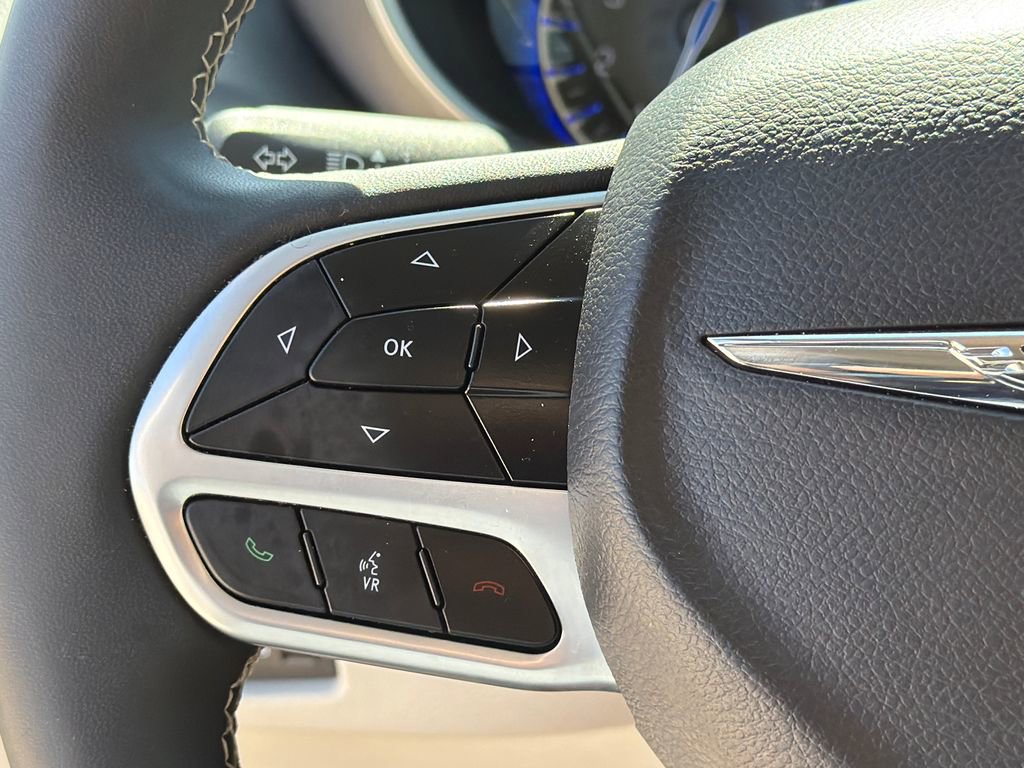 Used 2024 Chrysler Pacifica Touring-L image 36