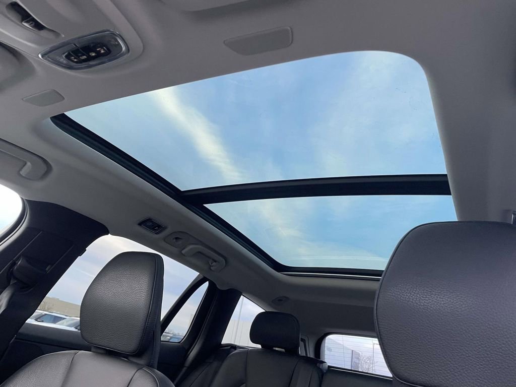 Used 2021 Volvo V60 T5 Cross Country image 9