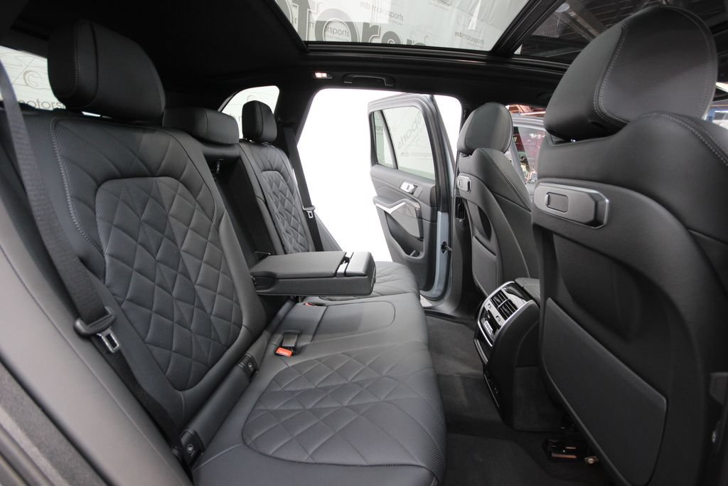 Used 2025 BMW X5 xDrive40i w/ M Sport Package AWD/4WD image 38