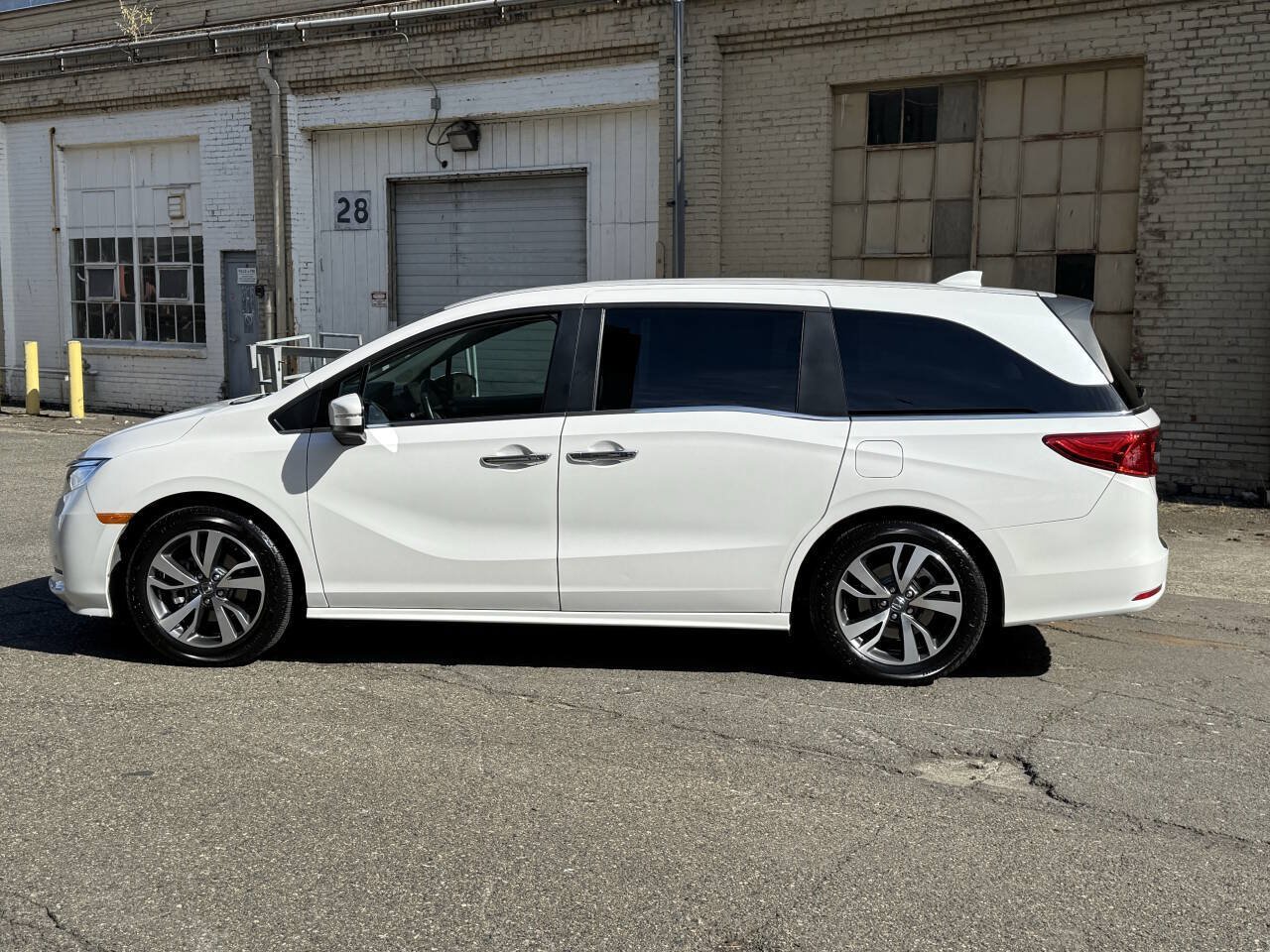 Used 2023 Honda Odyssey Touring image 3