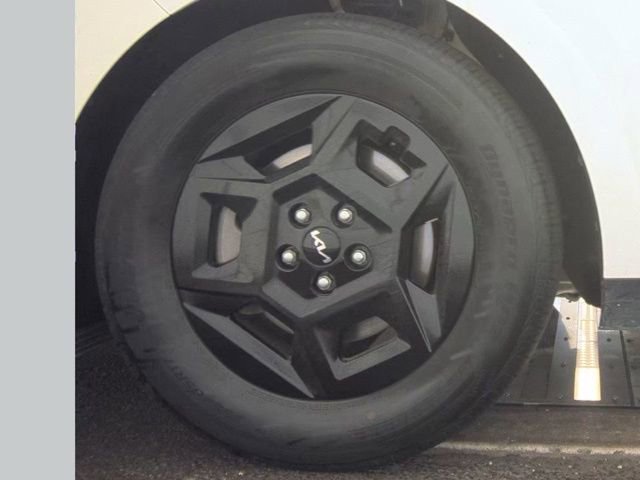 Used 2025 Kia Carnival FWD image 19