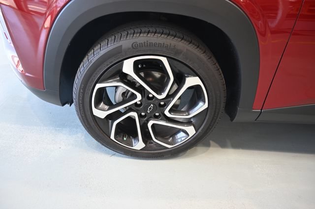 Used 2025 Chevrolet Trax RS w/ Sunroof Package FWD image 28