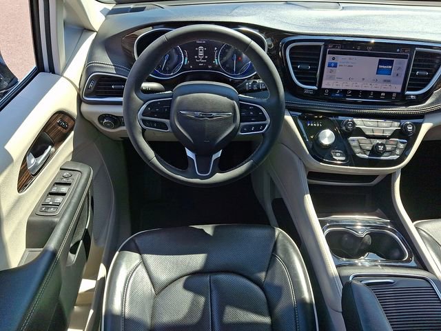 Used 2024 Chrysler Pacifica Limited FWD image 2