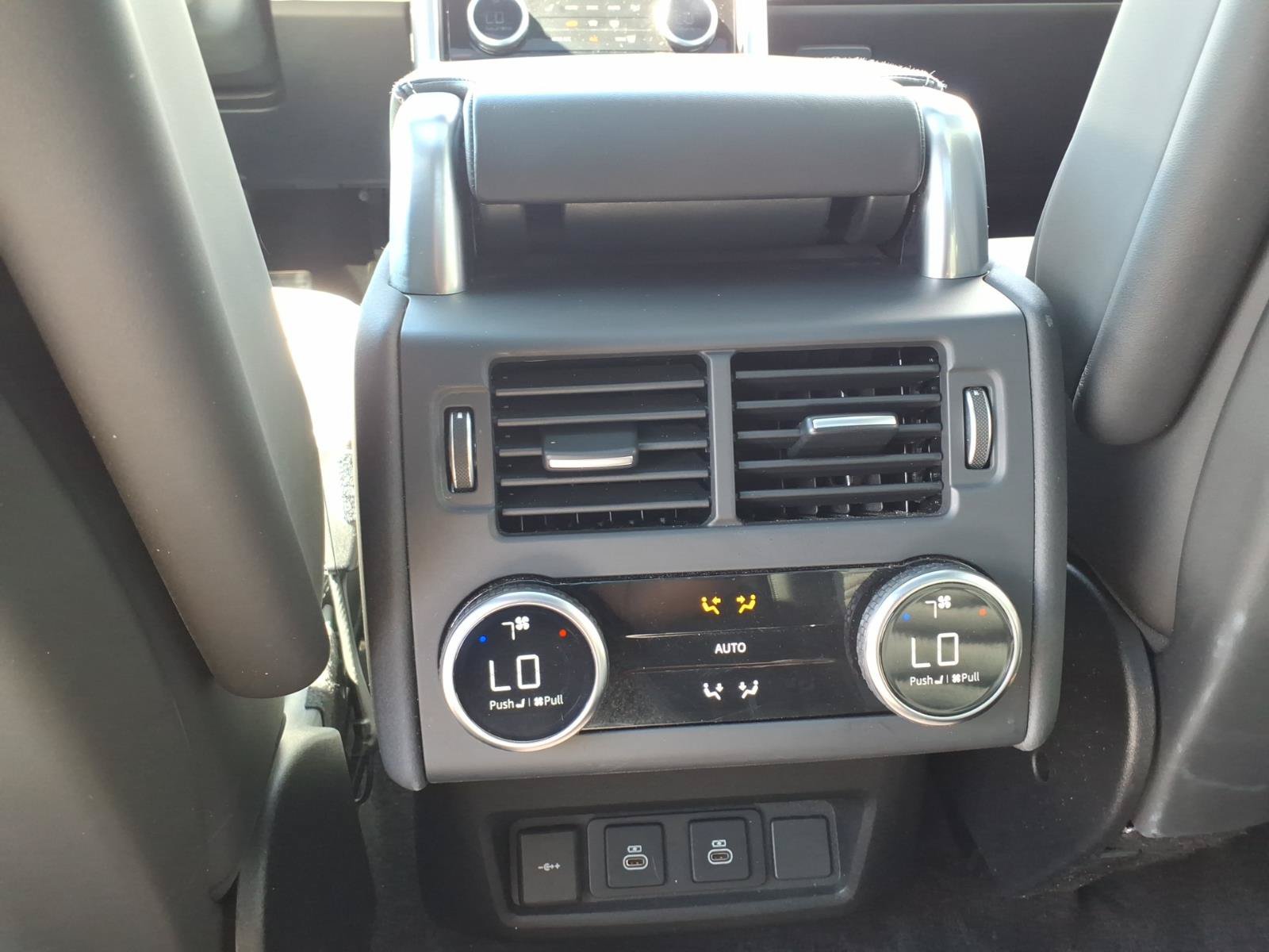 Used 2023 Land Rover Discovery Metropolitan Edition AWD/4WD image 18