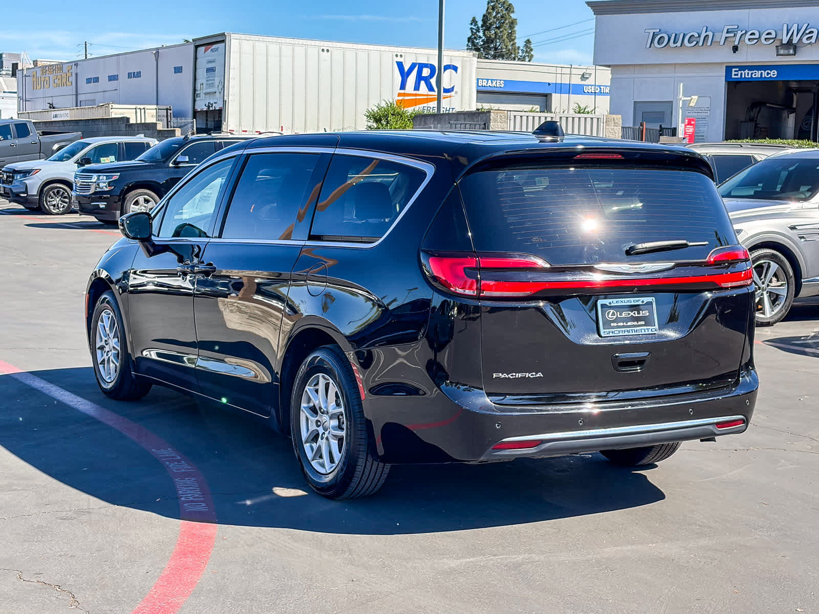 Used 2024 Chrysler Pacifica Touring-L image 2