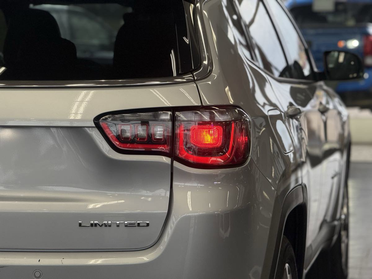 Used 2025 Jeep Compass Limited image 21