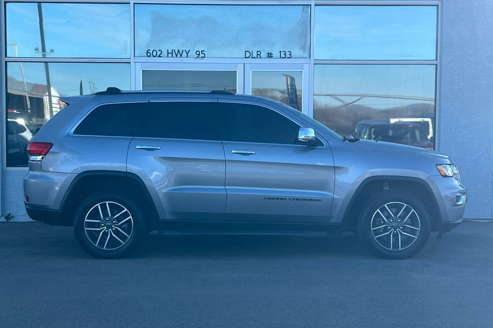 Used 2021 Jeep Grand Cherokee Limited w/ Luxury Group II image 3