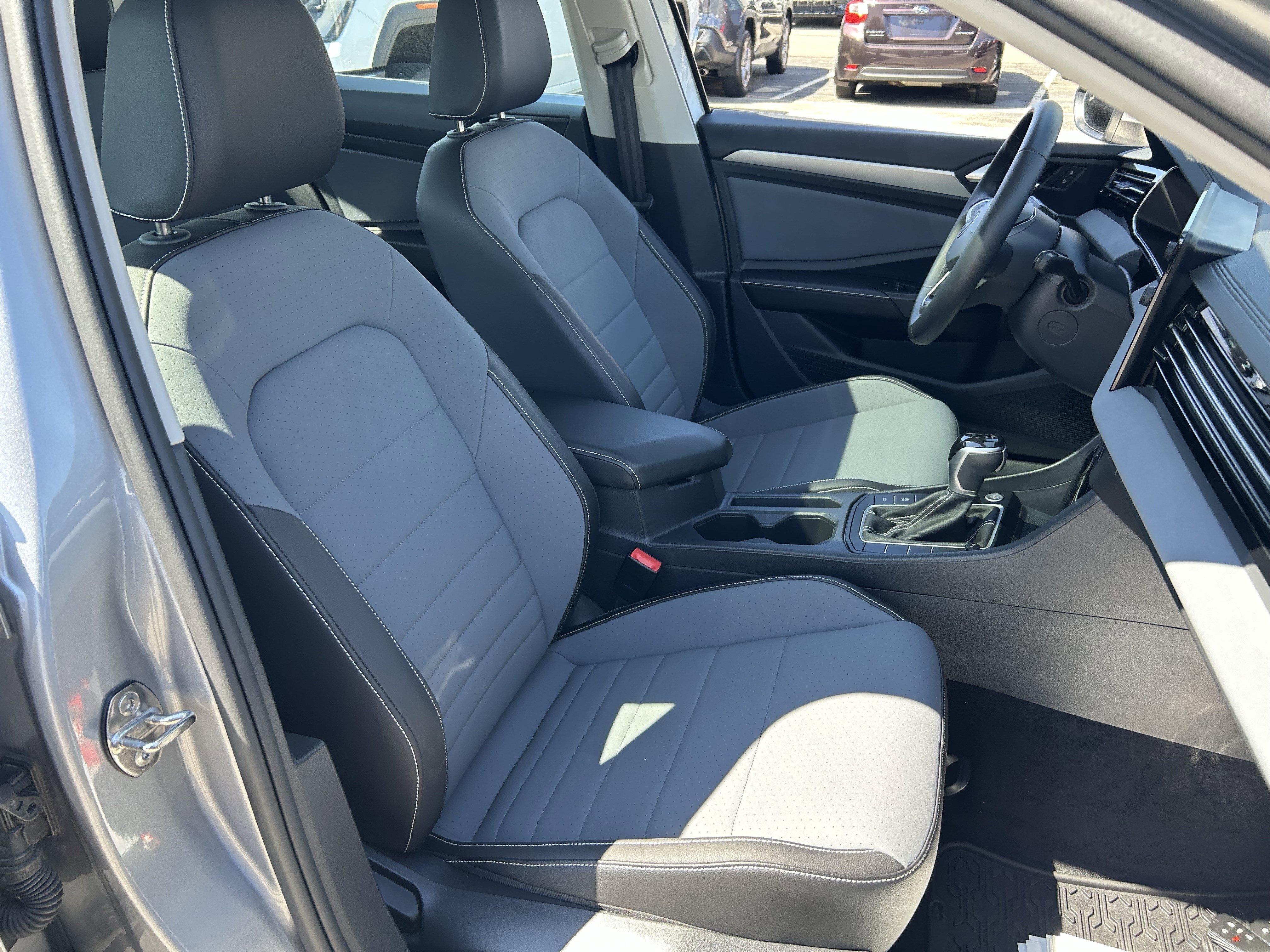 Used 2025 Volkswagen Jetta SE image 26