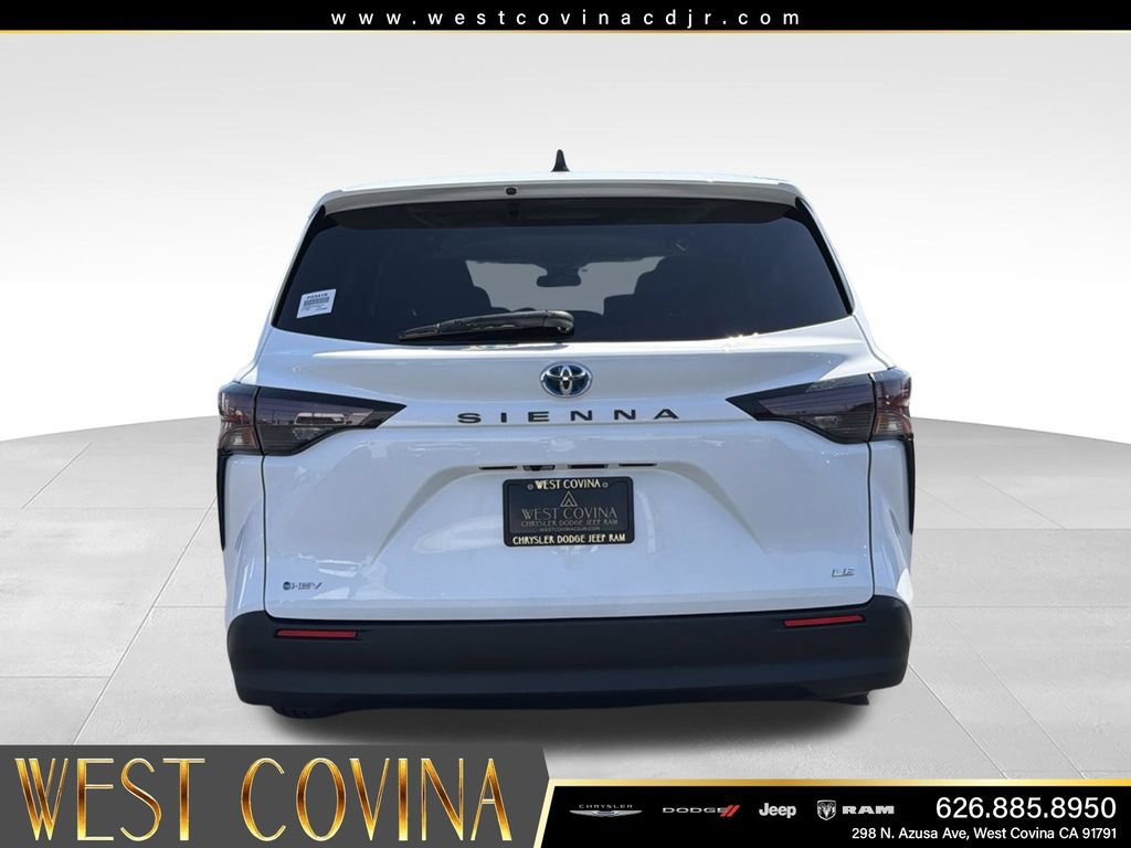 Used 2025 Toyota Sienna LE FWD image 9