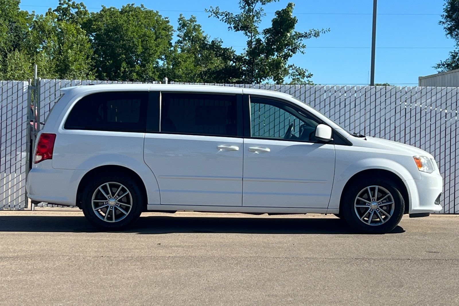 Used 2016 Dodge Grand Caravan SE FWD image 3
