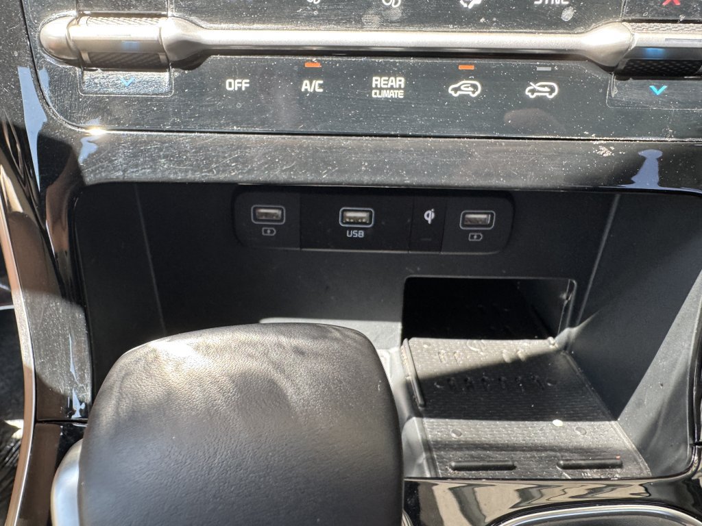 Used 2024 Kia Carnival EX FWD image 25