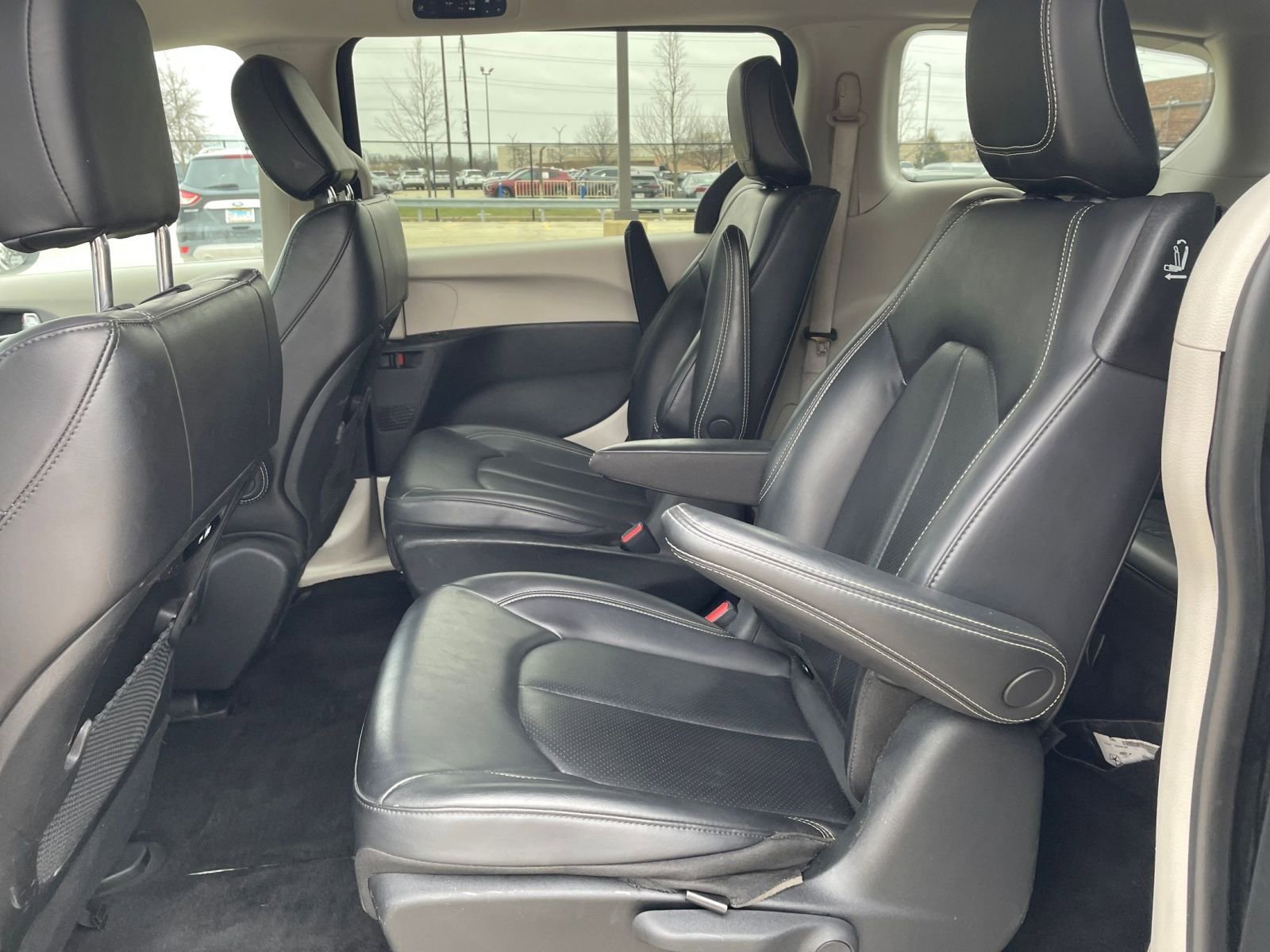 Used 2023 Chrysler Pacifica Touring-L image 28