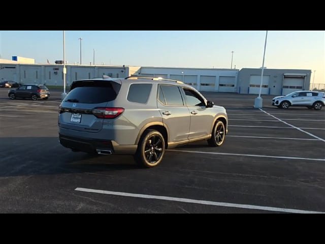 Used 2025 Honda Pilot Black Edition image 8