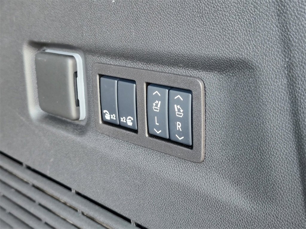 Used 2025 GMC Yukon XL AT4 image 32