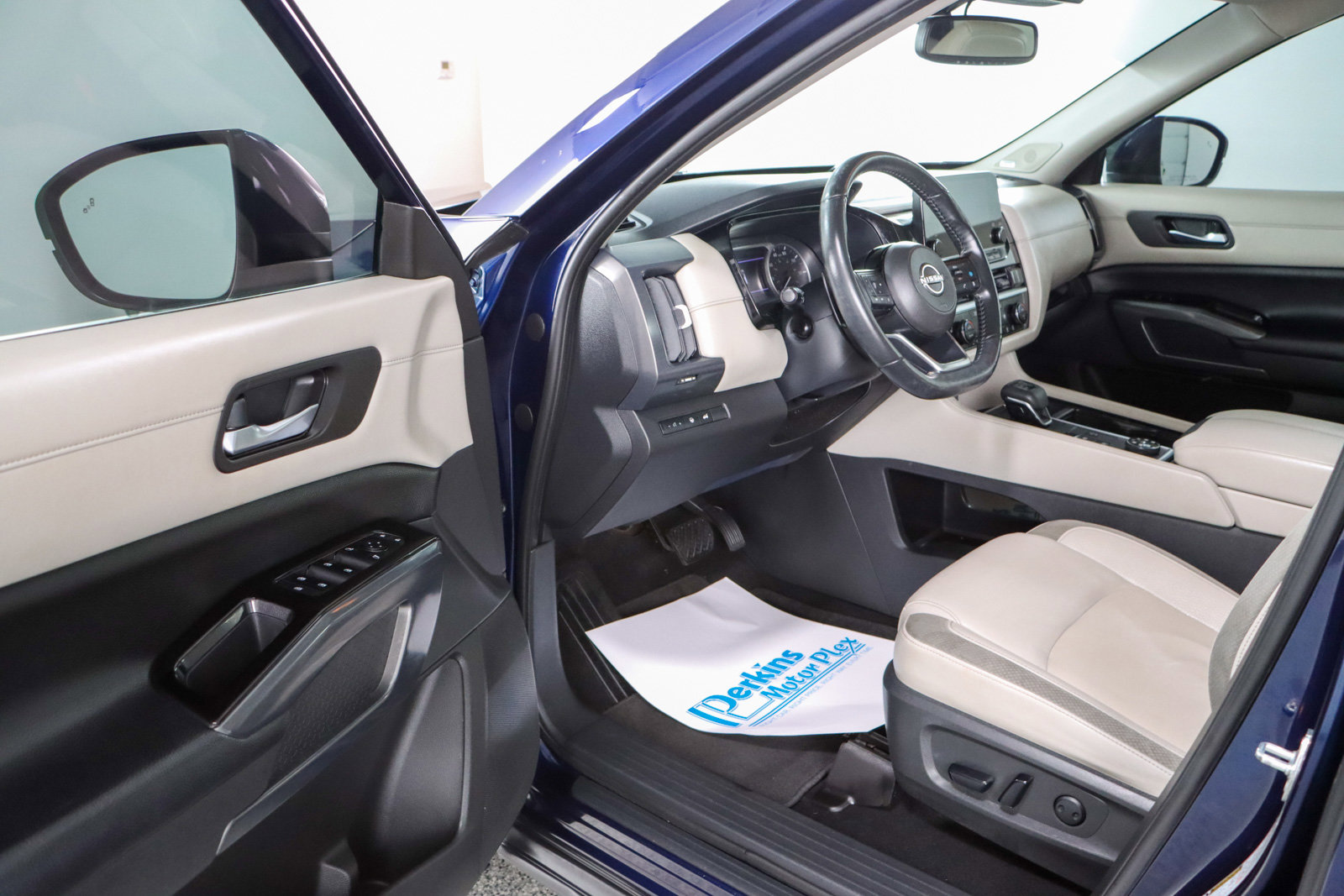 Used 2022 Nissan Pathfinder SL w/ SL Premium Package image 3