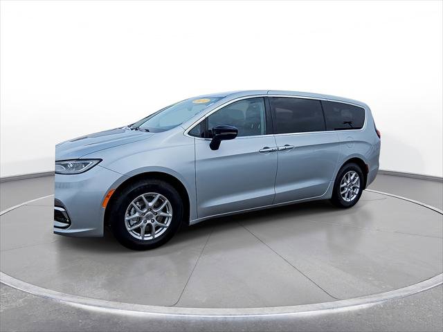 Used 2024 Chrysler Pacifica Touring-L FWD image 4