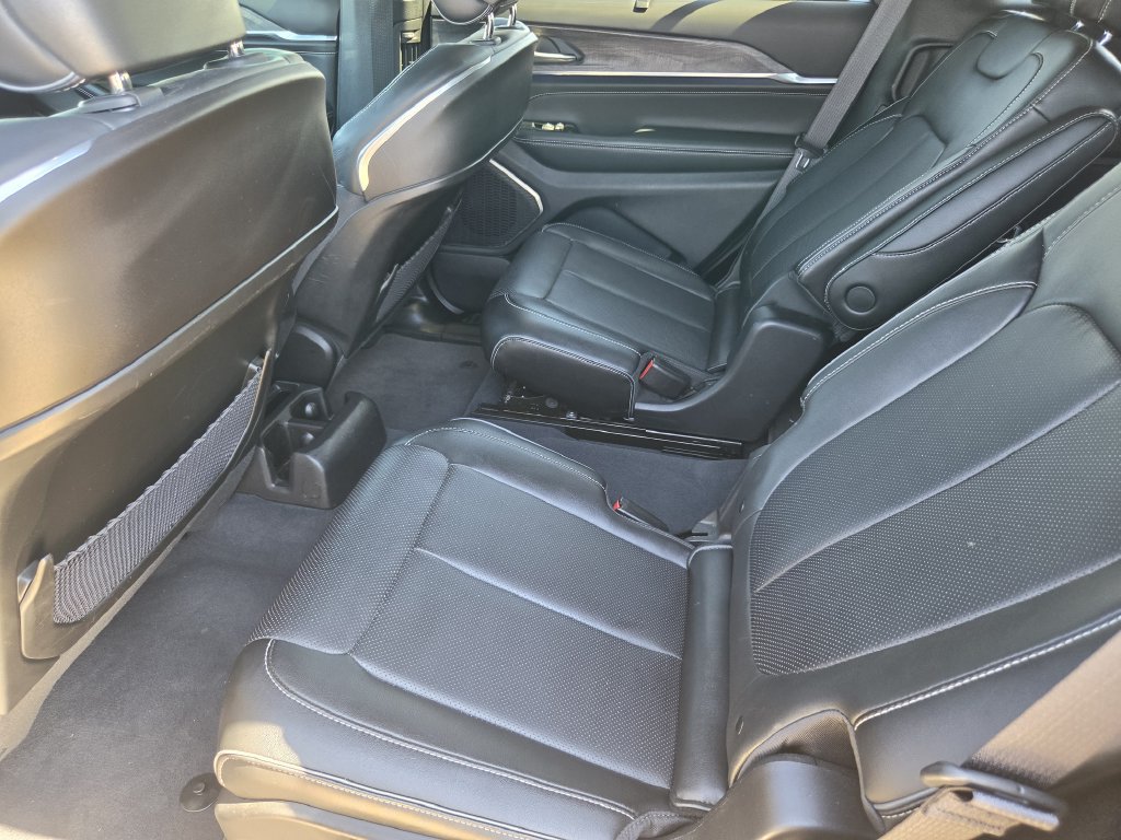 Used 2023 Jeep Grand Cherokee L Overland w/ Advanced Protech Group III AWD/4WD image 24