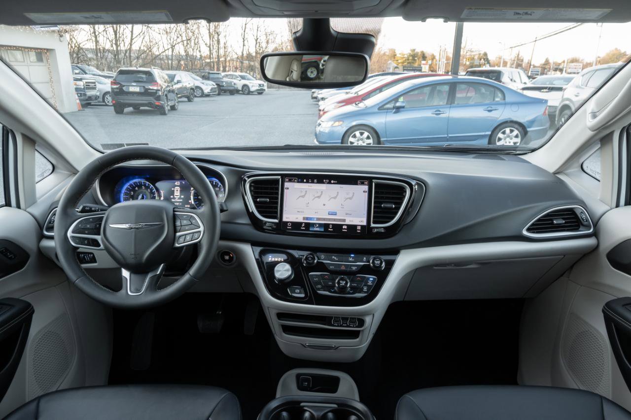 Used 2024 Chrysler Pacifica Touring-L image 2