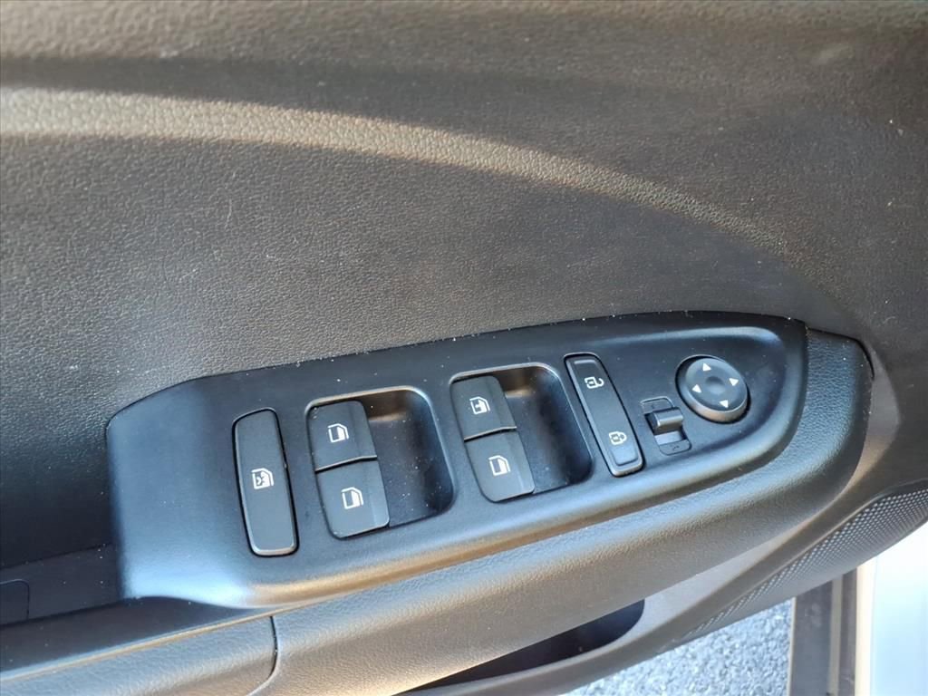 Used 2020 Hyundai Venue SE image 15