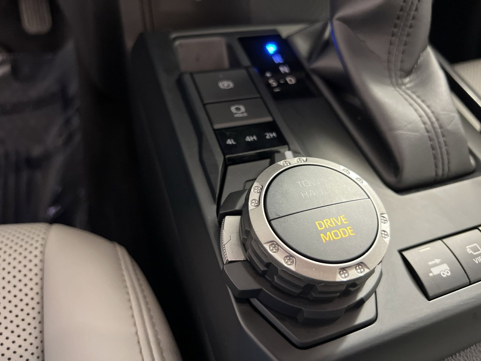 Used 2024 Toyota Tacoma Limited w/ Limited Package (LT) image 29