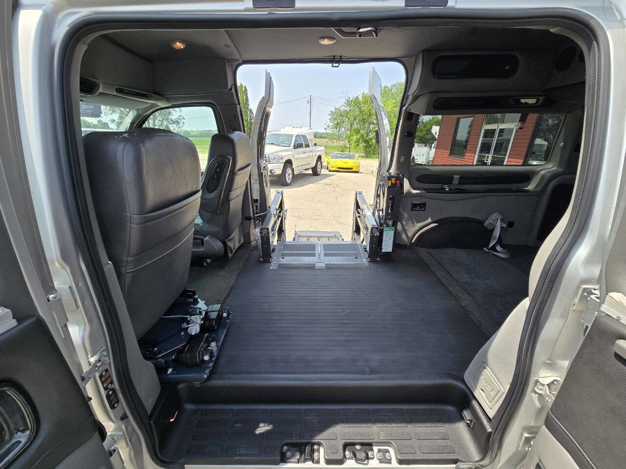 Used 2013 GMC Savana 1500 image 32