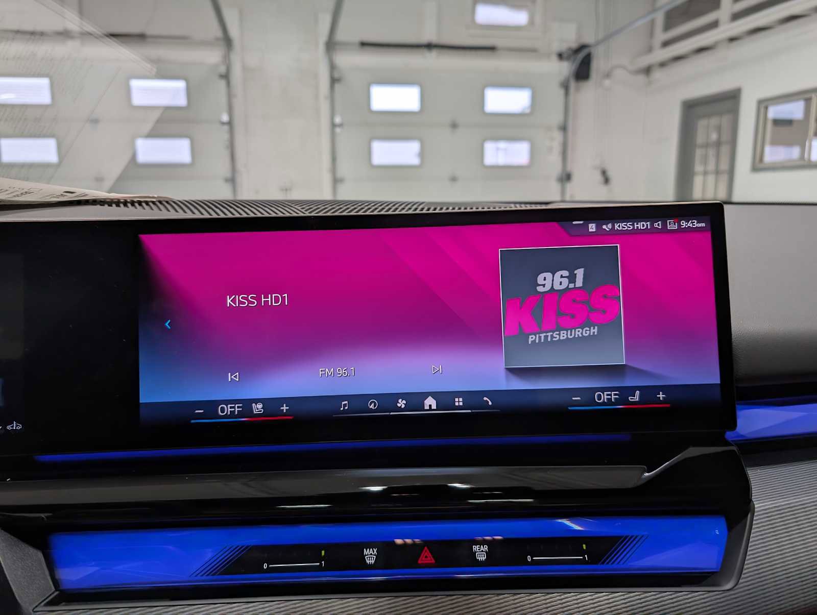 Used 2025 BMW 540i xDrive w/ Executive Package image 24