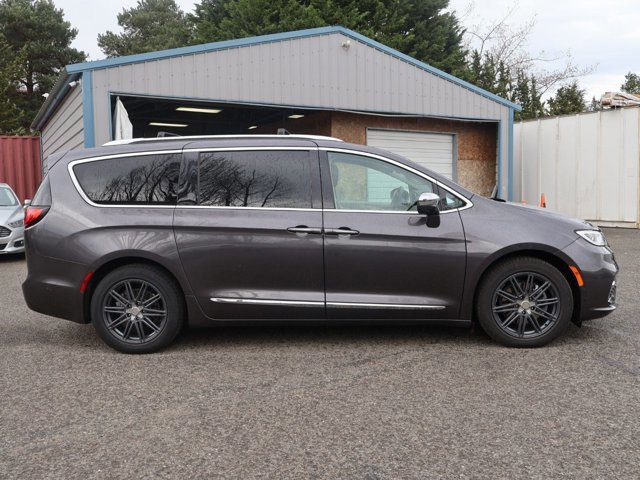 Used 2021 Chrysler Pacifica Limited w/ Uconnect Theater Family Group image 4