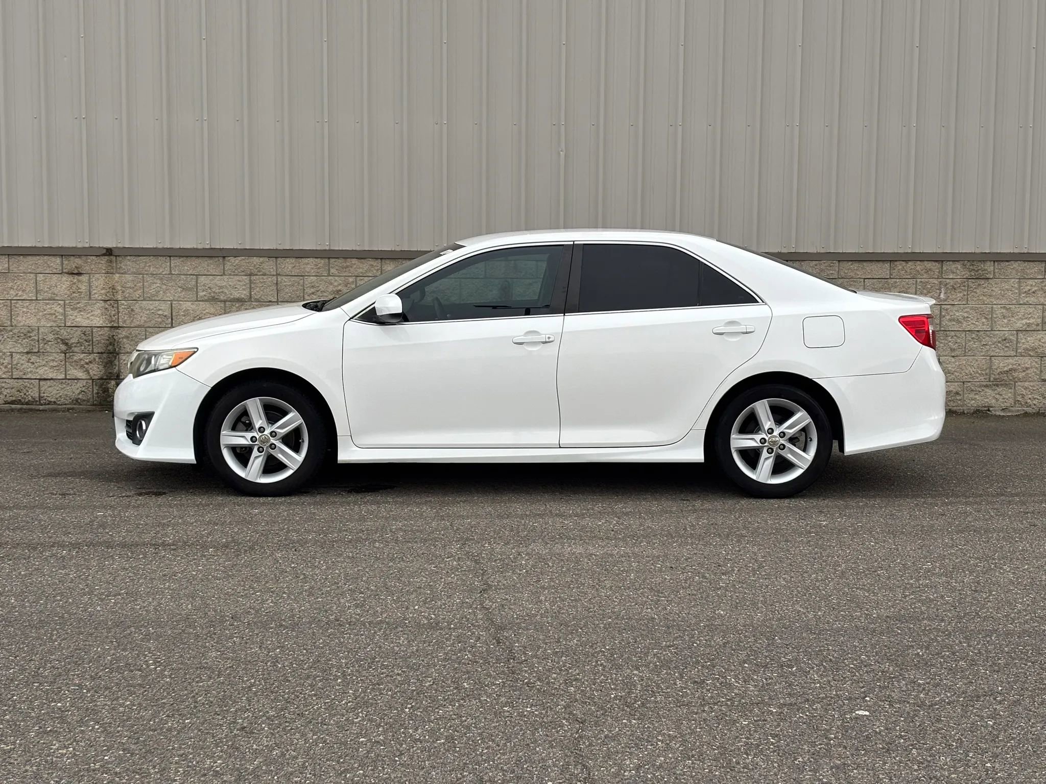 Used 2012 Toyota Camry SE FWD image 6