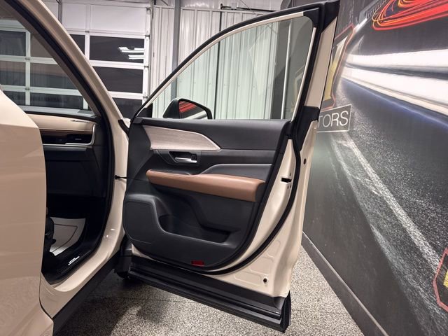 Used 2024 Toyota Grand Highlander Platinum image 31