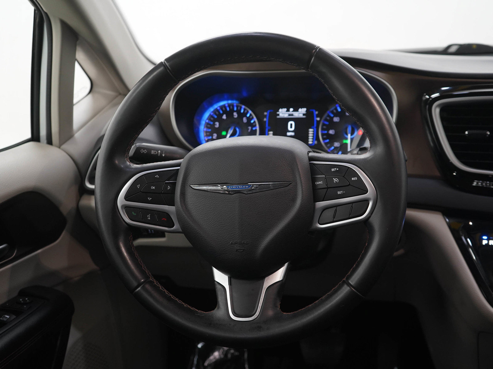 Used 2018 Chrysler Pacifica Touring-L w/ Tire & Wheel Group FWD image 16