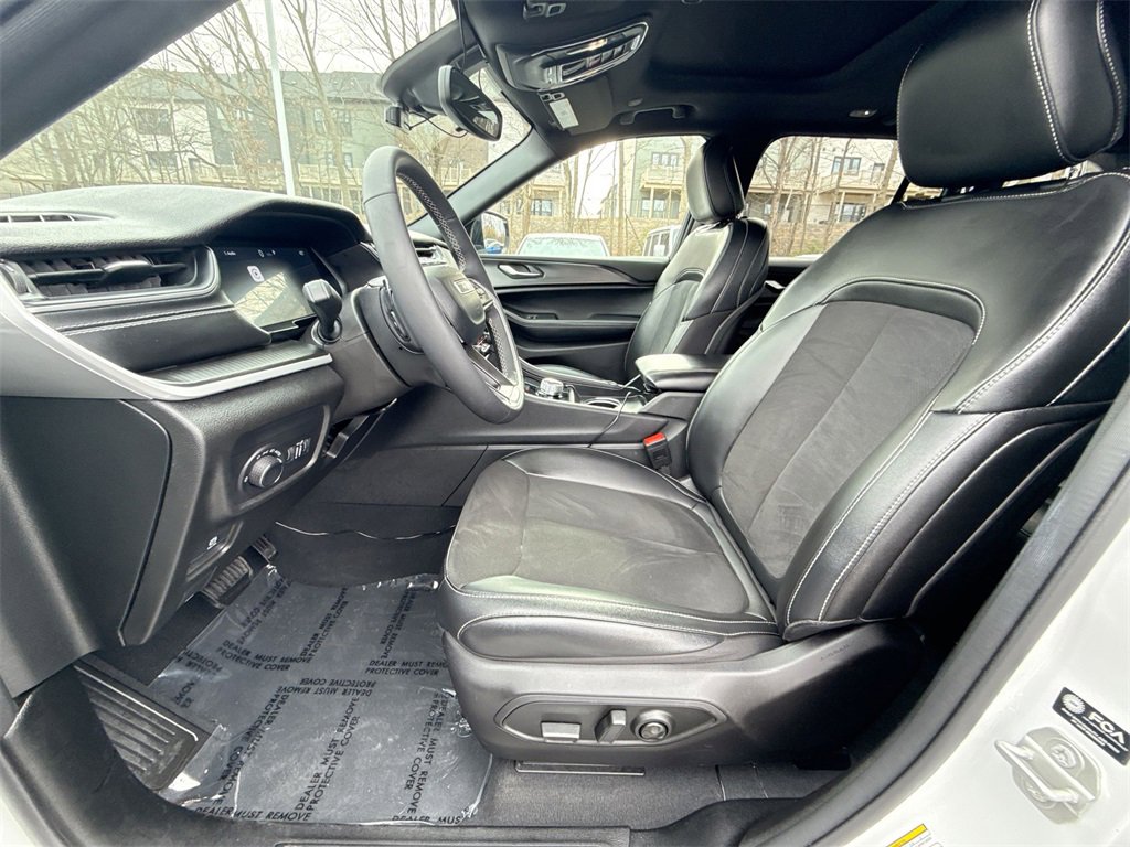 Used 2024 Jeep Grand Cherokee Altitude image 13