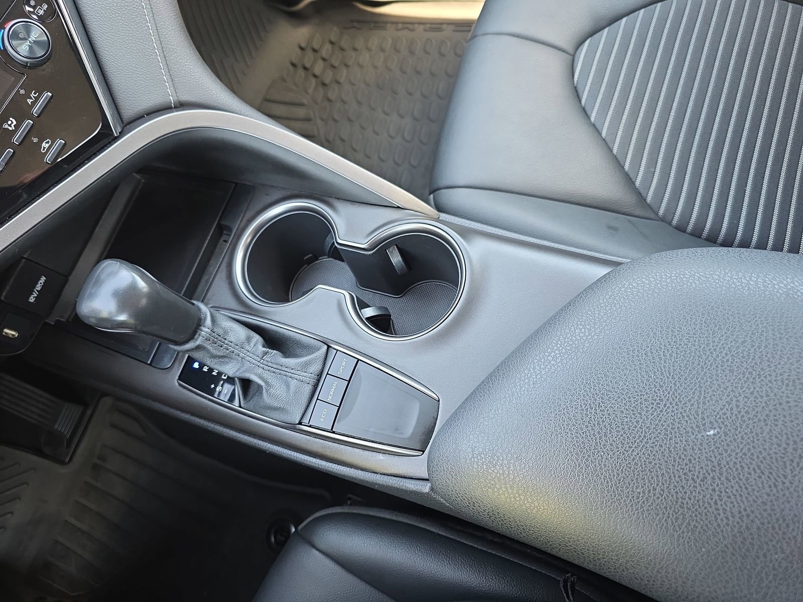 Used 2022 Toyota Camry SE image 24