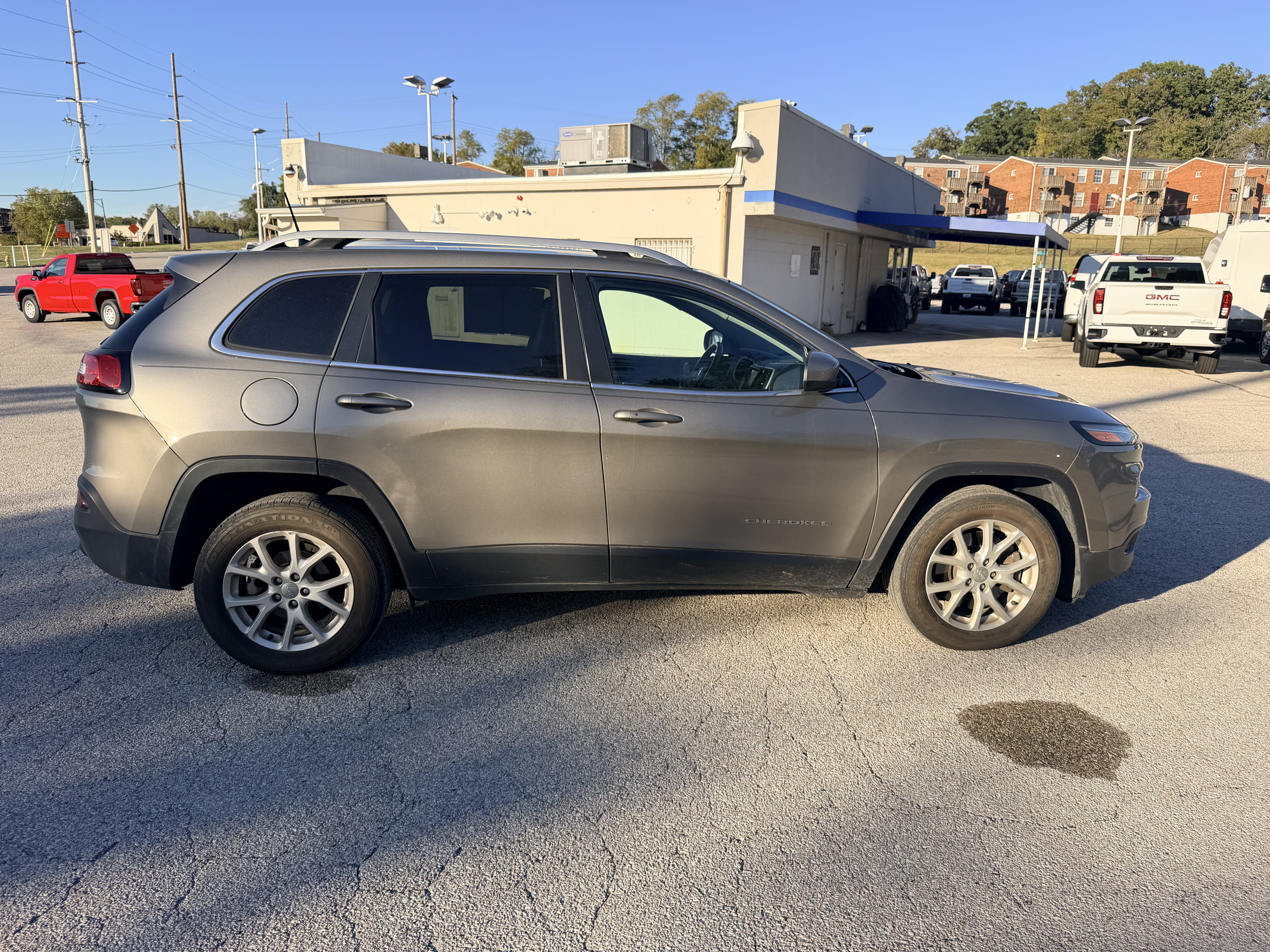 Used 2018 Jeep Cherokee Latitude Plus w/ Cold Weather Group FWD image 8