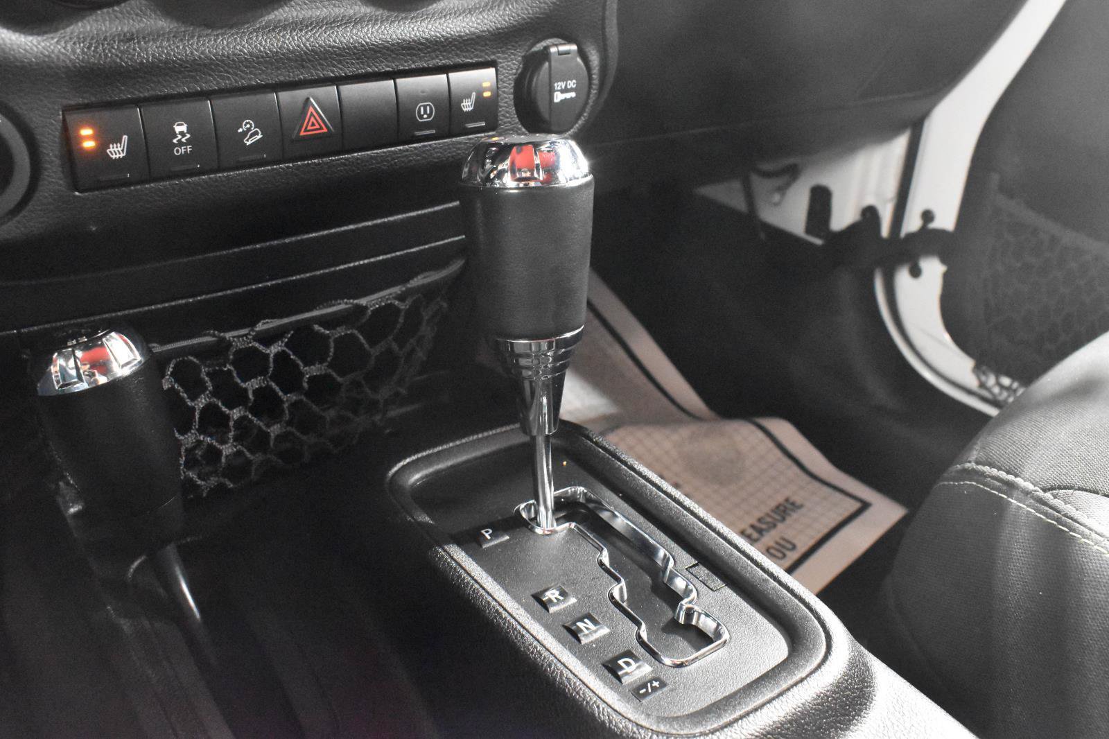 Used 2015 Jeep Wrangler Unlimited Rubicon w/ Connectivity Group AWD/4WD image 16