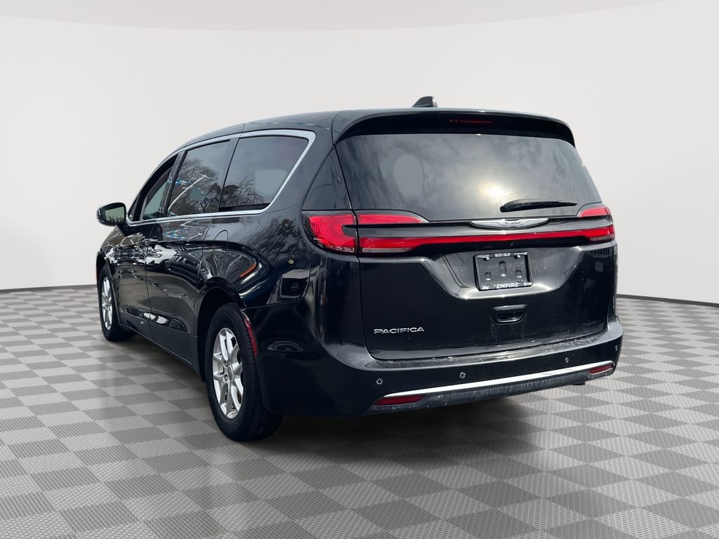 Used 2023 Chrysler Pacifica Touring-L image 3
