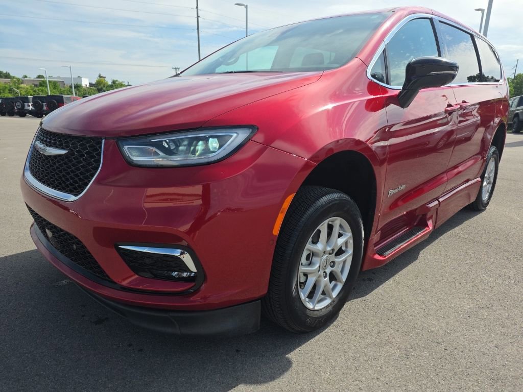 Used 2024 Chrysler Pacifica Touring-L FWD image 1