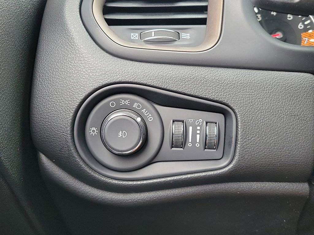 Used 2023 Jeep Renegade Latitude image 14
