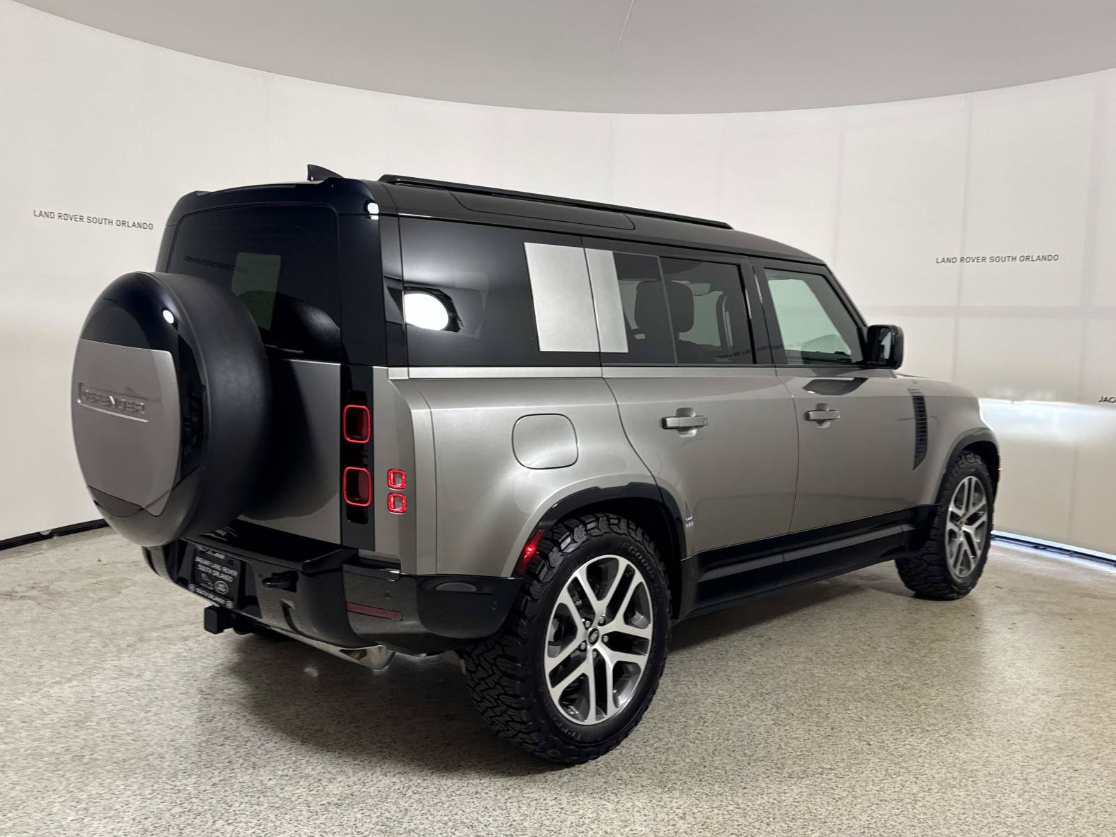 Used 2025 Land Rover Defender 110 X-Dynamic SE AWD/4WD image 5