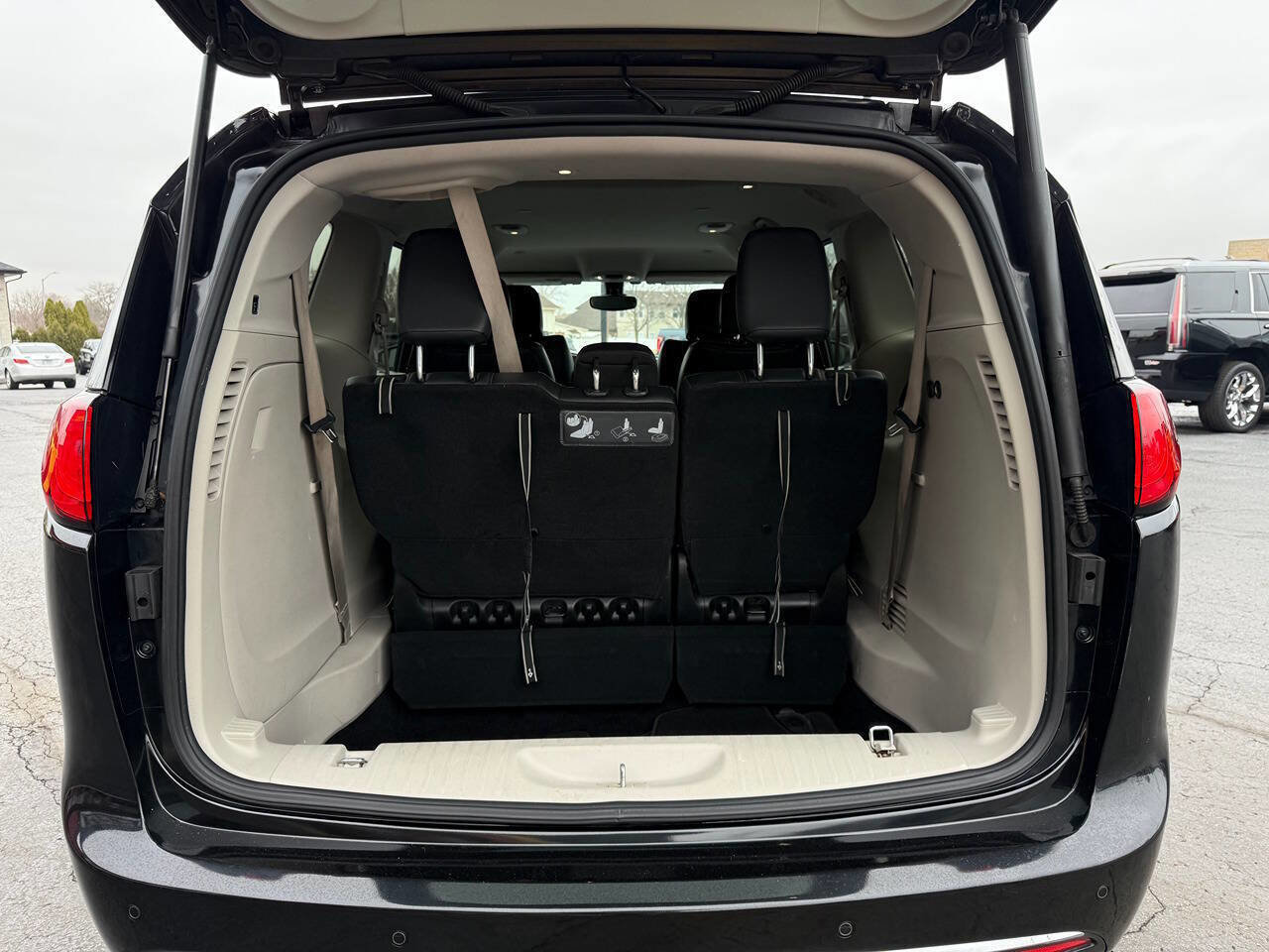 Used 2017 Chrysler Pacifica Touring-L image 21
