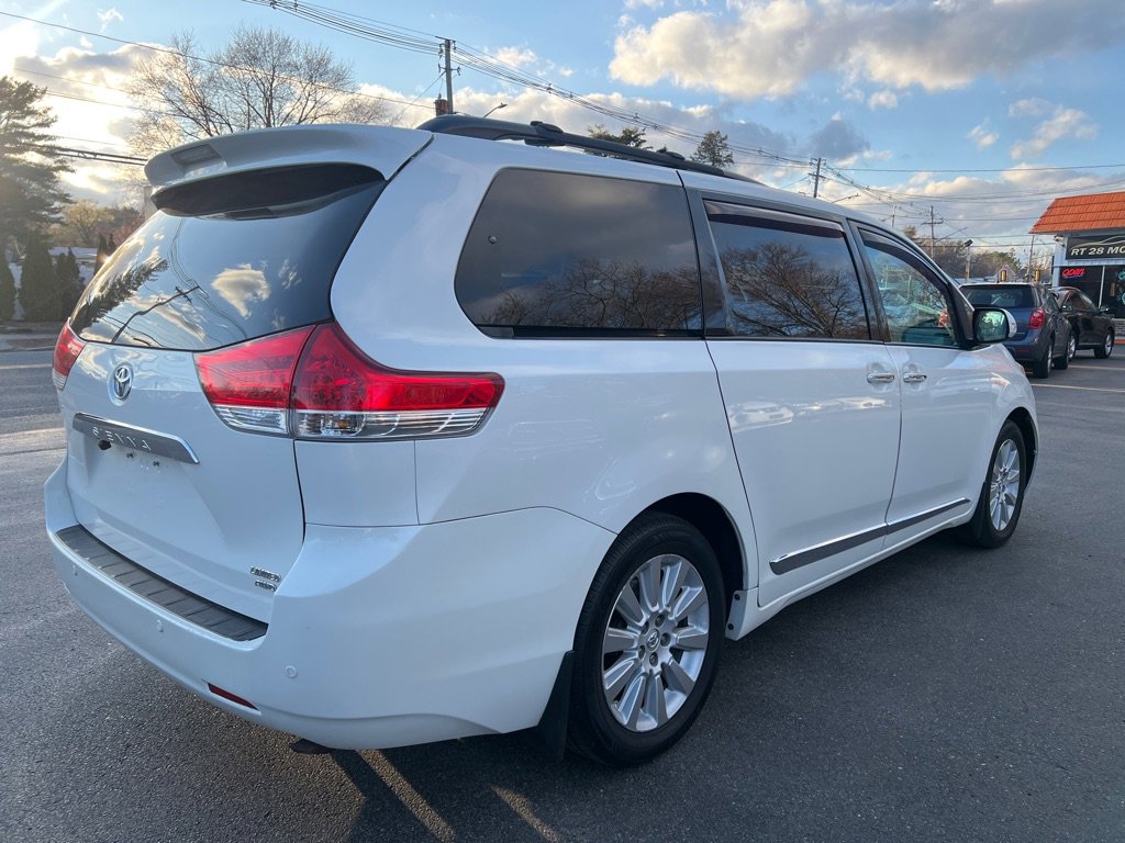 Used 2014 Toyota Sienna Limited w/ Limited Premium Package image 9