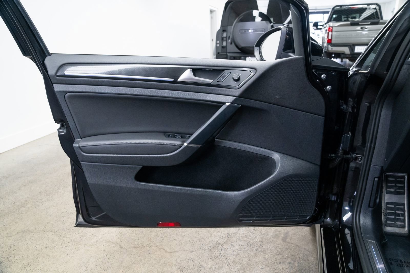 Used 2019 Volkswagen Golf R 4-Door image 16