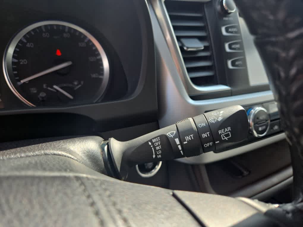 Used 2019 Toyota Highlander XLE AWD/4WD image 29