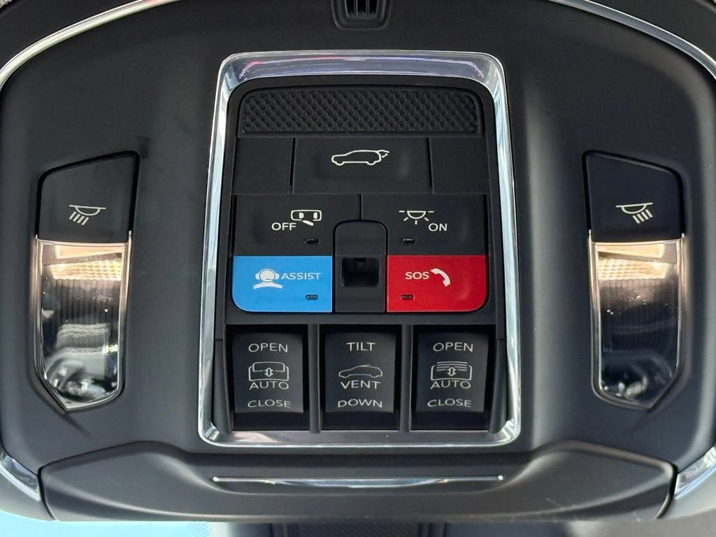 Used 2023 Jeep Grand Cherokee Limited AWD/4WD image 12