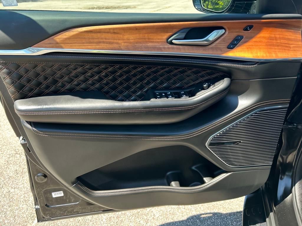 New 2025 Jeep Grand Cherokee Summit image 11