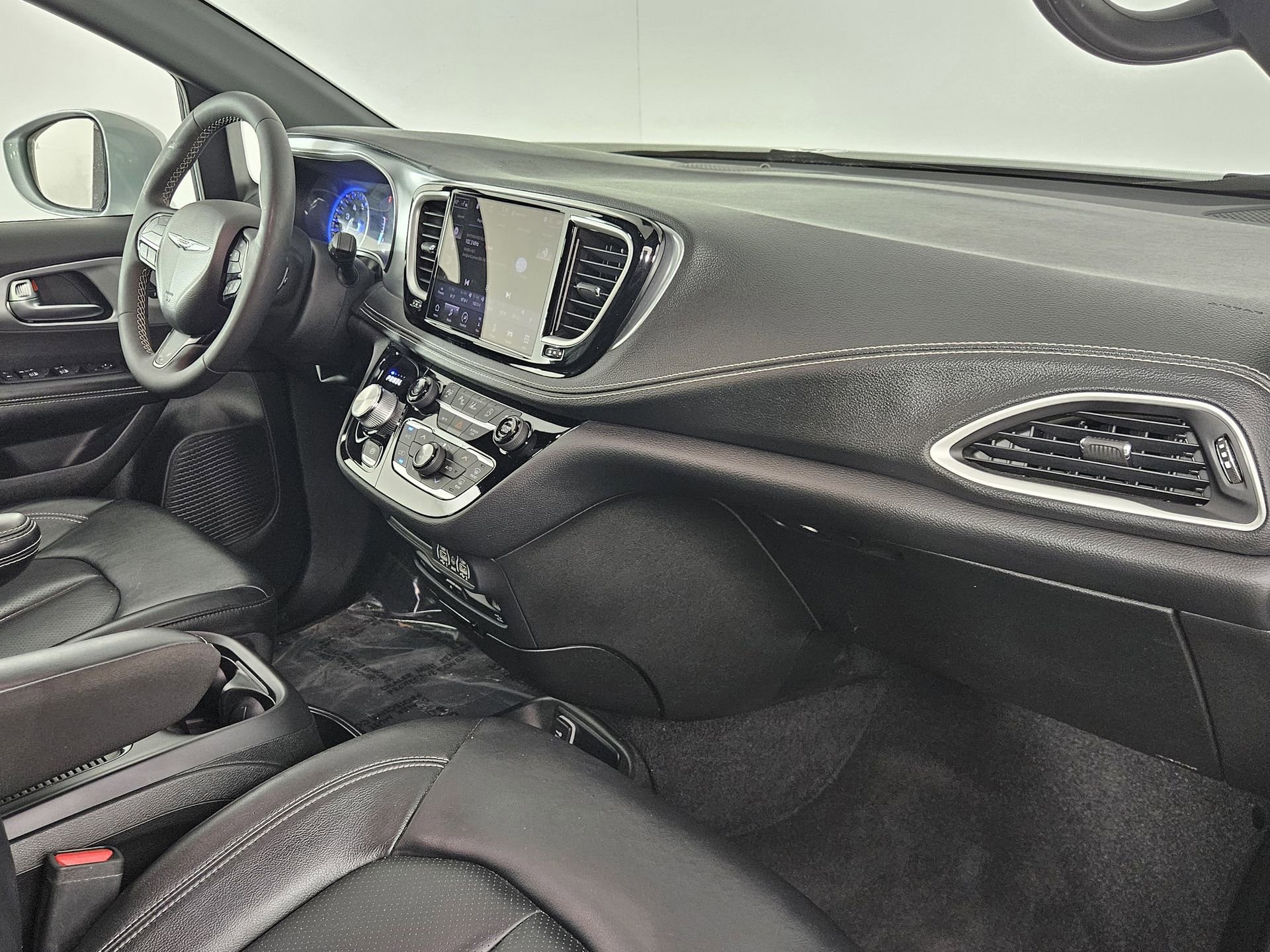 Used 2022 Chrysler Pacifica Touring-L w/ Uconnect Theater Family Group AWD/4WD image 41