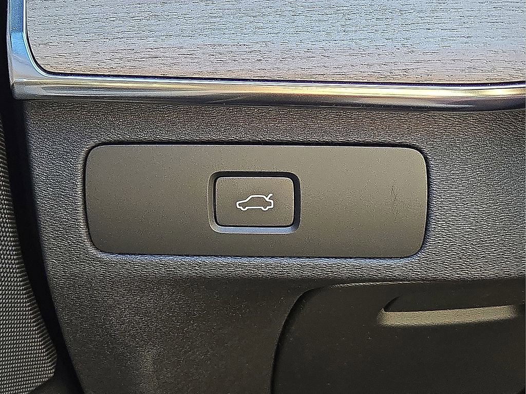 Certified 2026 Volvo XC90 B6 Plus w/ Protection Package Premier image 30