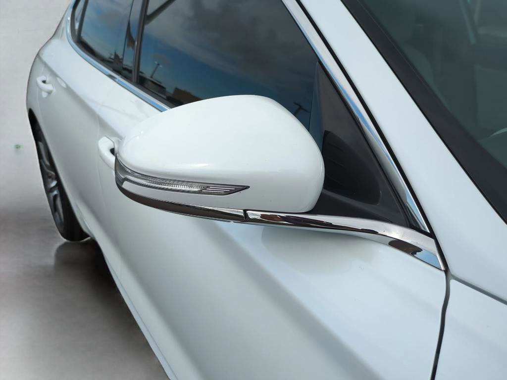 Used 2025 Genesis G70 2.5T image 11