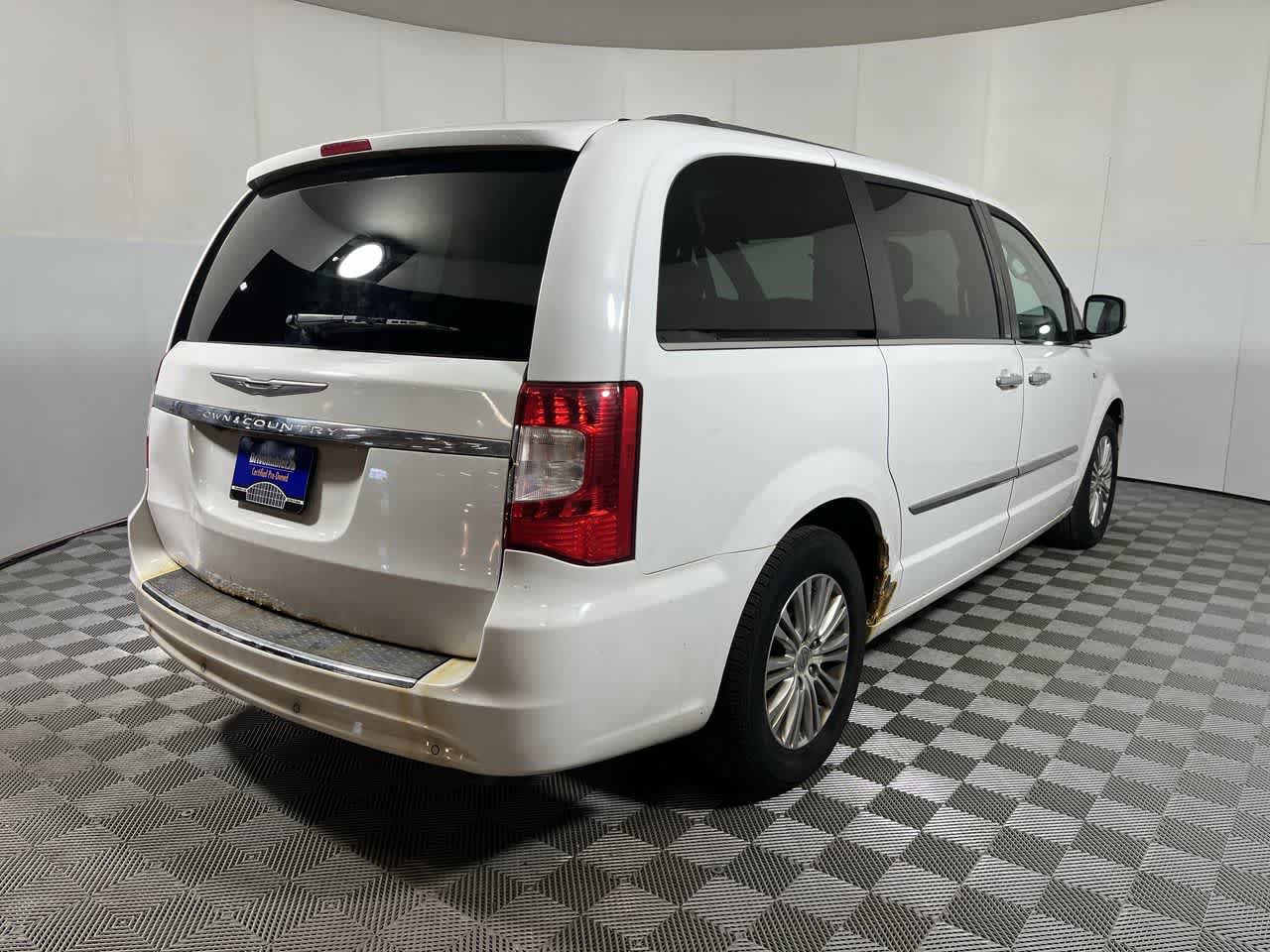 Used 2014 Chrysler Town & Country Touring-L FWD image 8