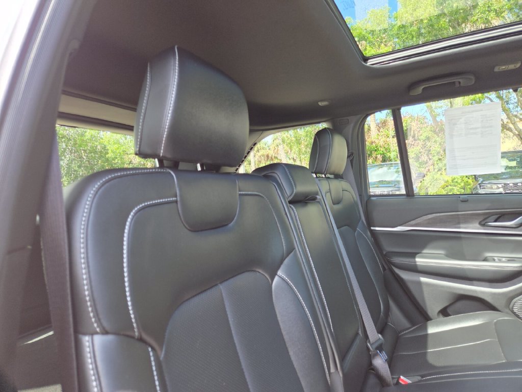 Used 2025 Jeep Grand Cherokee Limited AWD/4WD image 19
